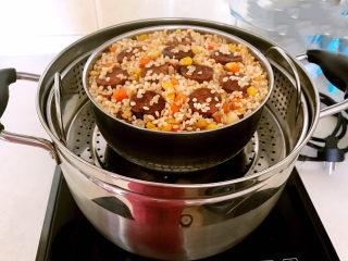 香菇腊肠焖饭,把大碗放入蒸锅