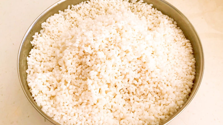 香菇腊肠焖饭,浸泡好的大米沥干水份备用