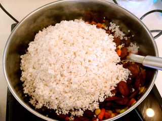 香菇腊肠焖饭,加入泡好的大米和炒好的香菇