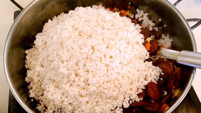 香菇腊肠焖饭,加入泡好的大米和炒好的香菇