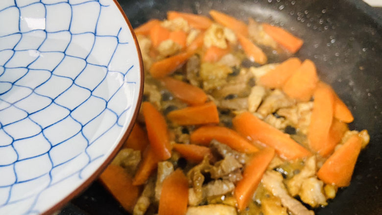 芹菜炒胡萝卜,淋入少许热水翻炒均匀
