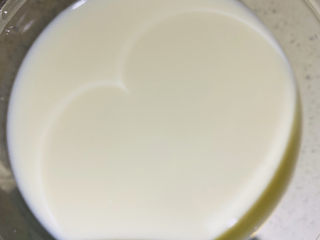 奶香馒头,纯牛奶，白糖，温水按比例搅拌将白糖完全融入纯牛奶之中。