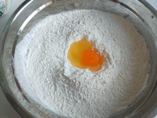红糖马蹄糕,倒入盆中，在加150克面粉，加入一个鸡蛋。