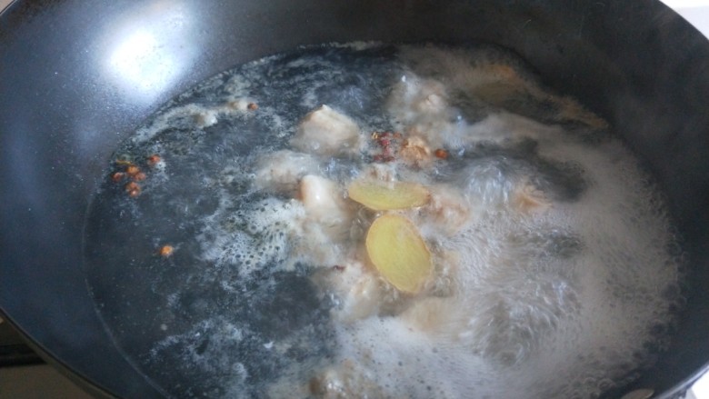 白果炖鸡,开锅捞出来洗干净。