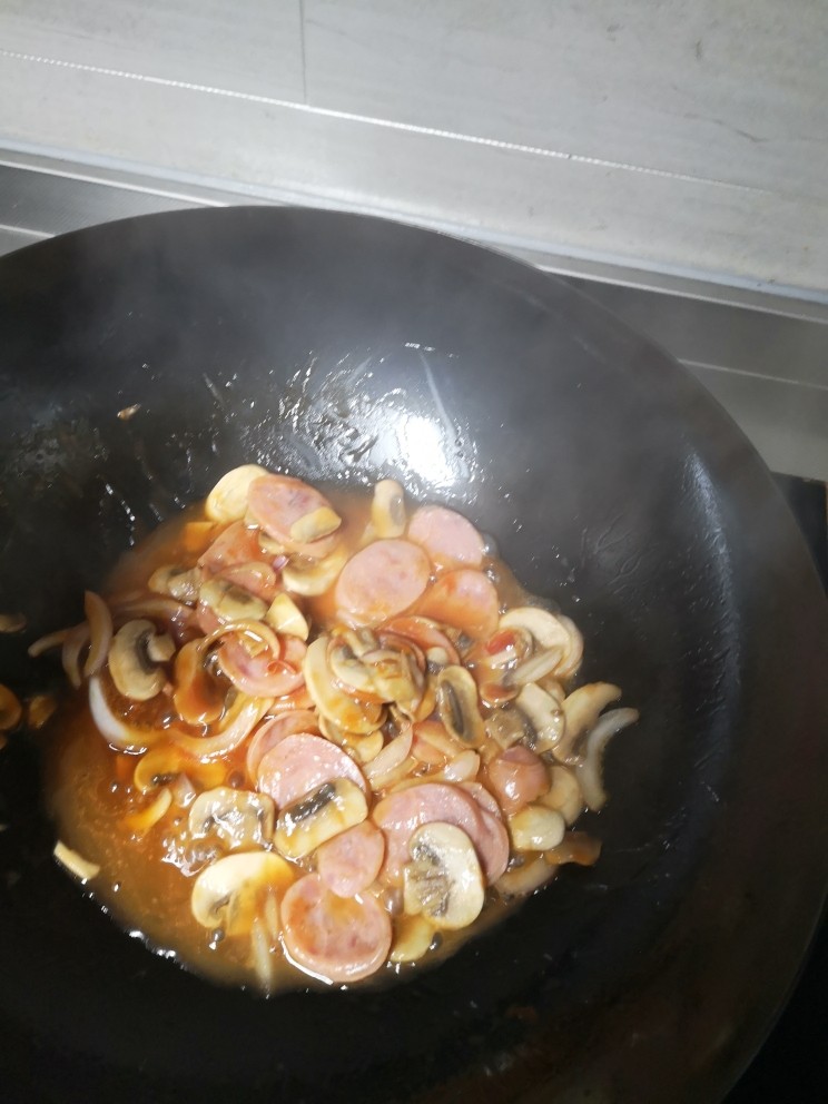 蘑菇烤肠意大利面🍝,加点水翻炒均匀
