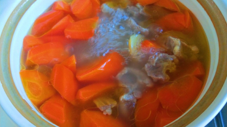 胡萝卜炖羊肉,出锅加蔬菜精调味。