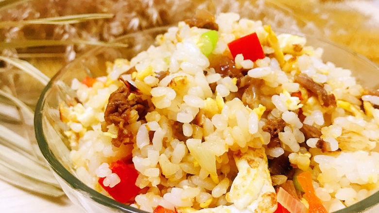 鸡蛋牛肉炒饭,装入碗中