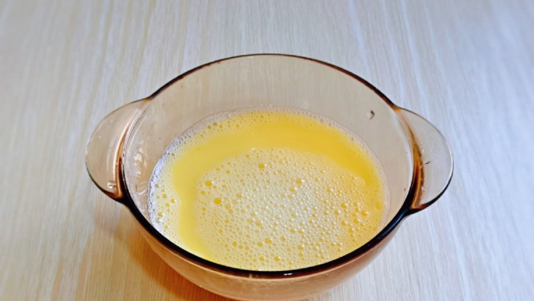 鸡蛋豆腐羹,加入鸡蛋液的等量水，水量1:1，用手动打蛋器打至均匀。