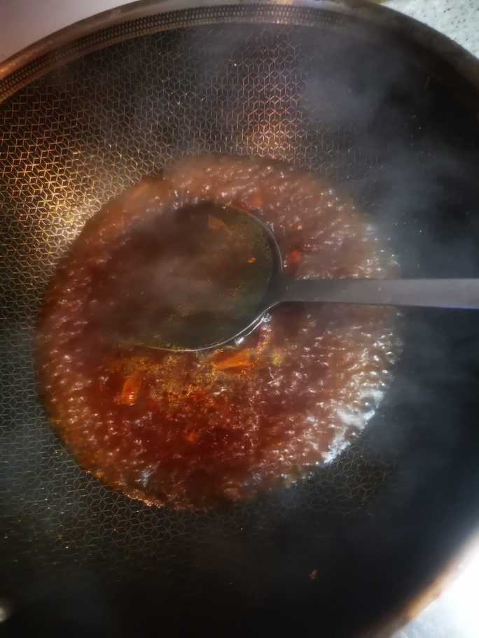 香辣豆皮,加少量水，煮沸，倒入炒好备用的葱姜蒜中，做成底料。