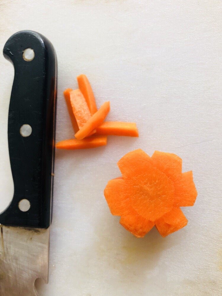 鸡蛋豆腐羹,胡萝卜的柱面稍微裁切一下，变成这样。再横切，变成胡萝卜花片。