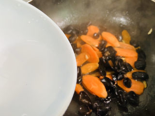 胡萝卜炒木耳,淋入少许热水翻炒至熟