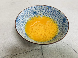 胡萝卜炒木耳,鸡蛋打入碗中加入少许盐和温水调匀