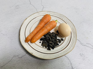 胡萝卜炒木耳,准备好食材：胡萝卜🥕、鸡蛋、黑木耳
