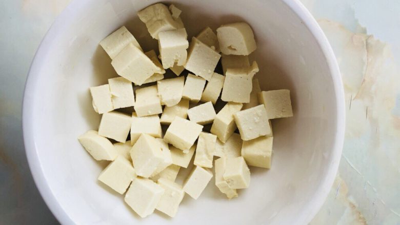 鸡蛋豆腐羹,取一个大碗，放入切好的豆腐丁