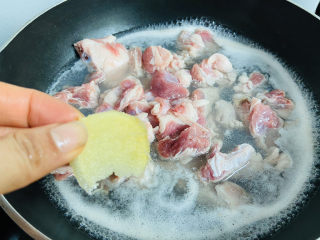 胡萝卜炖羊肉,锅中加入清水倒入绵羊肉放入姜片