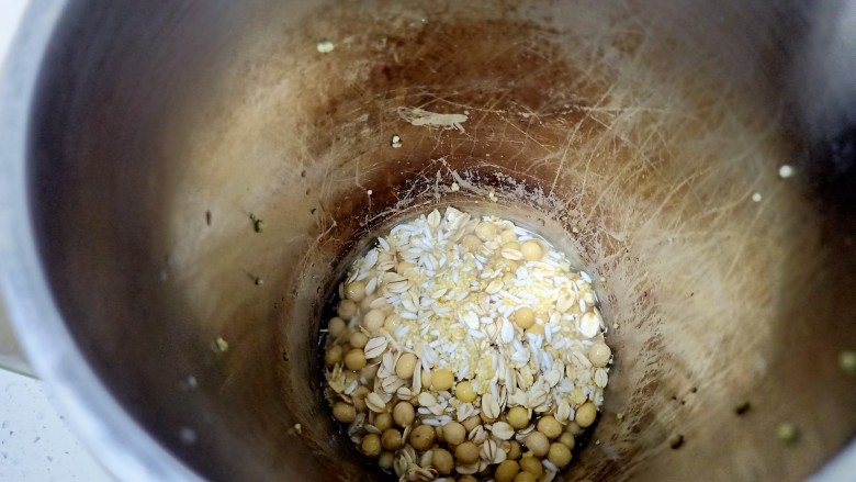 黄豆、燕麦、小米、江门、枸杞糊,倒入豆浆机中