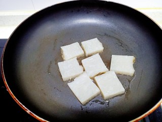 皮渣炒豆腐、带鱼、蒜苔、胡萝卜,锅中放入适量油，放入皮渣