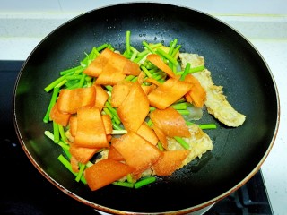 皮渣炒豆腐、带鱼、蒜苔、胡萝卜,放入胡萝卜