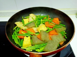 皮渣炒豆腐、带鱼、蒜苔、胡萝卜,炒至断生