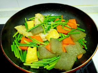 皮渣炒豆腐、带鱼、蒜苔、胡萝卜,放入盐