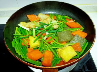 皮渣炒豆腐、带鱼、蒜苔、胡萝卜,放入蒜苗