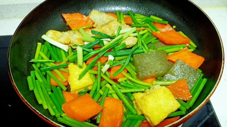 皮渣炒豆腐、带鱼、蒜苔、胡萝卜,放入蒜苗