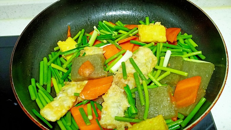 皮渣炒豆腐、带鱼、蒜苔、胡萝卜,翻炒均匀