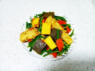 皮渣炒豆腐、带鱼、蒜苔、胡萝卜,盛入盘中