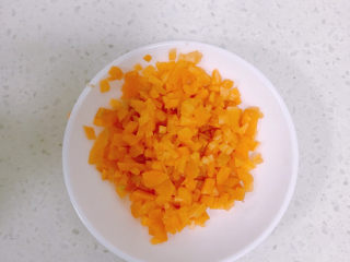 鸡蛋玉米饼,先准备食材，胡萝卜切粒。