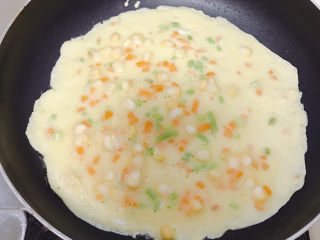 鸡蛋玉米饼,下面可以开始做鸡蛋饼。平底锅下一点油，然后把玉米鸡蛋面粉液倒到锅里晃匀，然后才开火