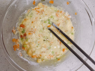鸡蛋玉米饼,所有食材倒入一个大碗，然后加入一勺面粉，面粉液的状态是浓稠的但是可以流动。