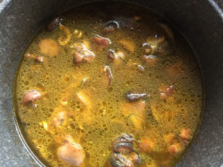 香菇焖鸡腿,加入水煮开