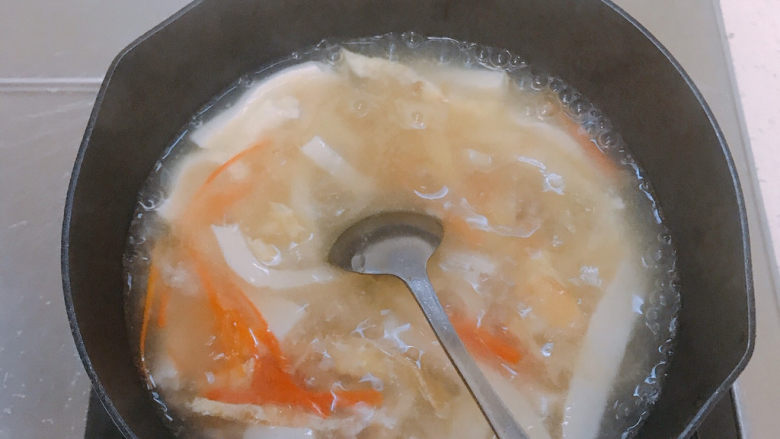 鸡蛋豆腐羹,在要起锅之前加入水淀粉，汤汁变得浓稠。