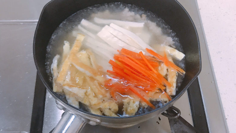 鸡蛋豆腐羹,然后把豆腐丝，胡萝卜丝，鸡蛋丝全加进去。加盖煮三四分钟。