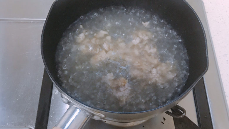 鸡蛋豆腐羹,加入适量的开水。