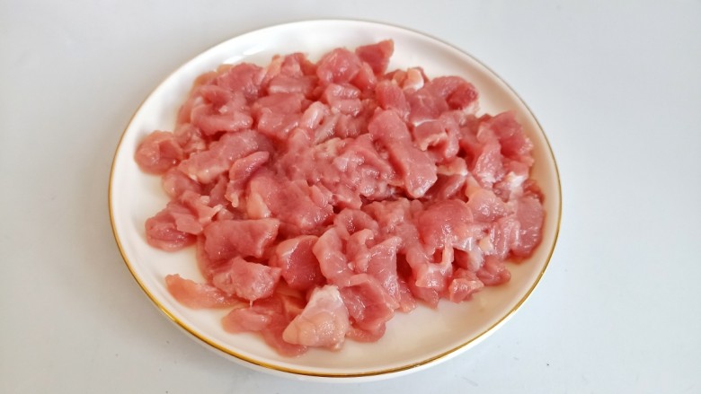 芹菜炒胡萝卜,猪肉顺着肉丝横着切丝。