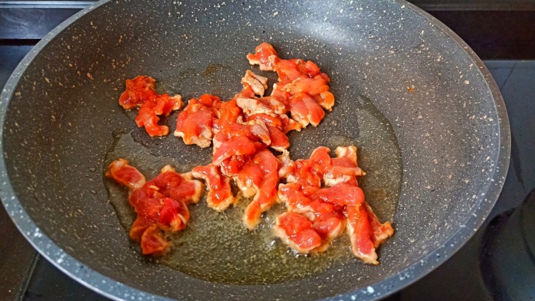 芹菜炒胡萝卜,加点蒜泥炒香，再放入肉丝翻炒。
