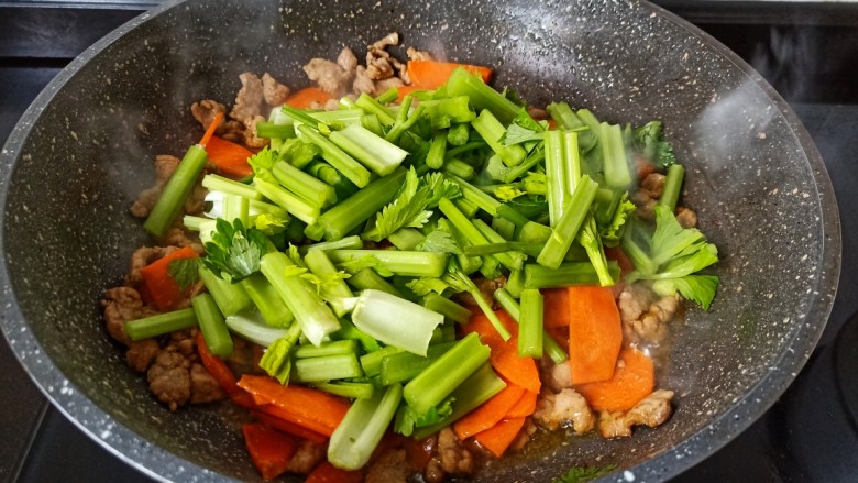 芹菜炒胡萝卜,翻炒到胡萝卜微软加入芹菜。