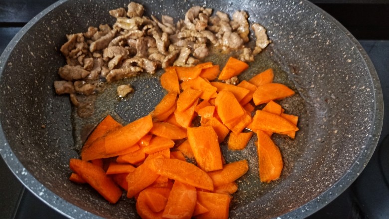 芹菜炒胡萝卜,加入胡萝卜翻炒。