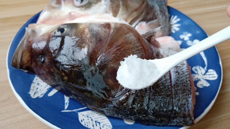 麻辣鱼头,在鱼头内部和外部都切上花刀，便于去腥入味，加盐一勺里外抹均匀。