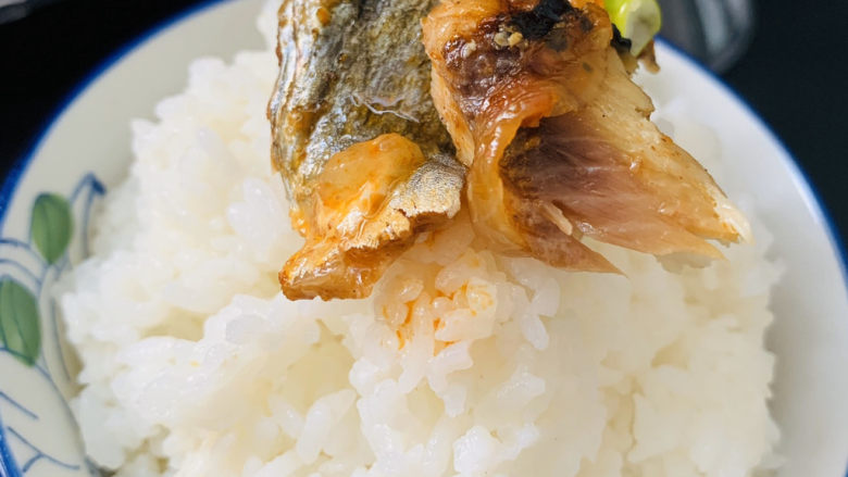 麻辣鱼头,标配是配上一碗白米饭，一口鱼肉一口米饭。人间美味😋