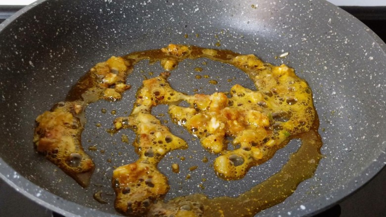 鸡蛋豆腐羹,锅里加少许的菜籽油，油微热加入蟹黄炒香。