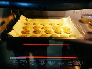 芝麻薄脆饼干,烤箱预热3分钟  上下火165度  烤15分钟