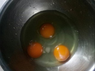 鸡蛋玉米饼,鸡蛋打入盆中，加点盐，打散。