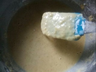 鸡蛋玉米饼,搅拌成半流动的面糊。