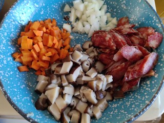 香菇腊肠焖饭,胡萝卜，洋葱，香菇切丁腊肠切片