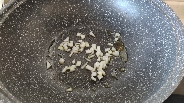 香菇腊肠焖饭,热锅炒软洋葱