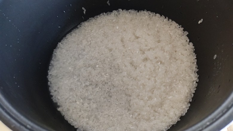 香菇腊肠焖饭,米淘洗干净