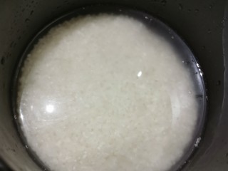 香菇腊肠焖饭,珍珠米，已经，先泡水10分钟。
