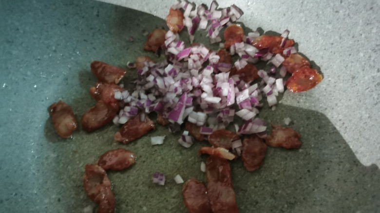 香菇腊肠焖饭,炒出腊肠油后加入洋葱碎，翻炒
